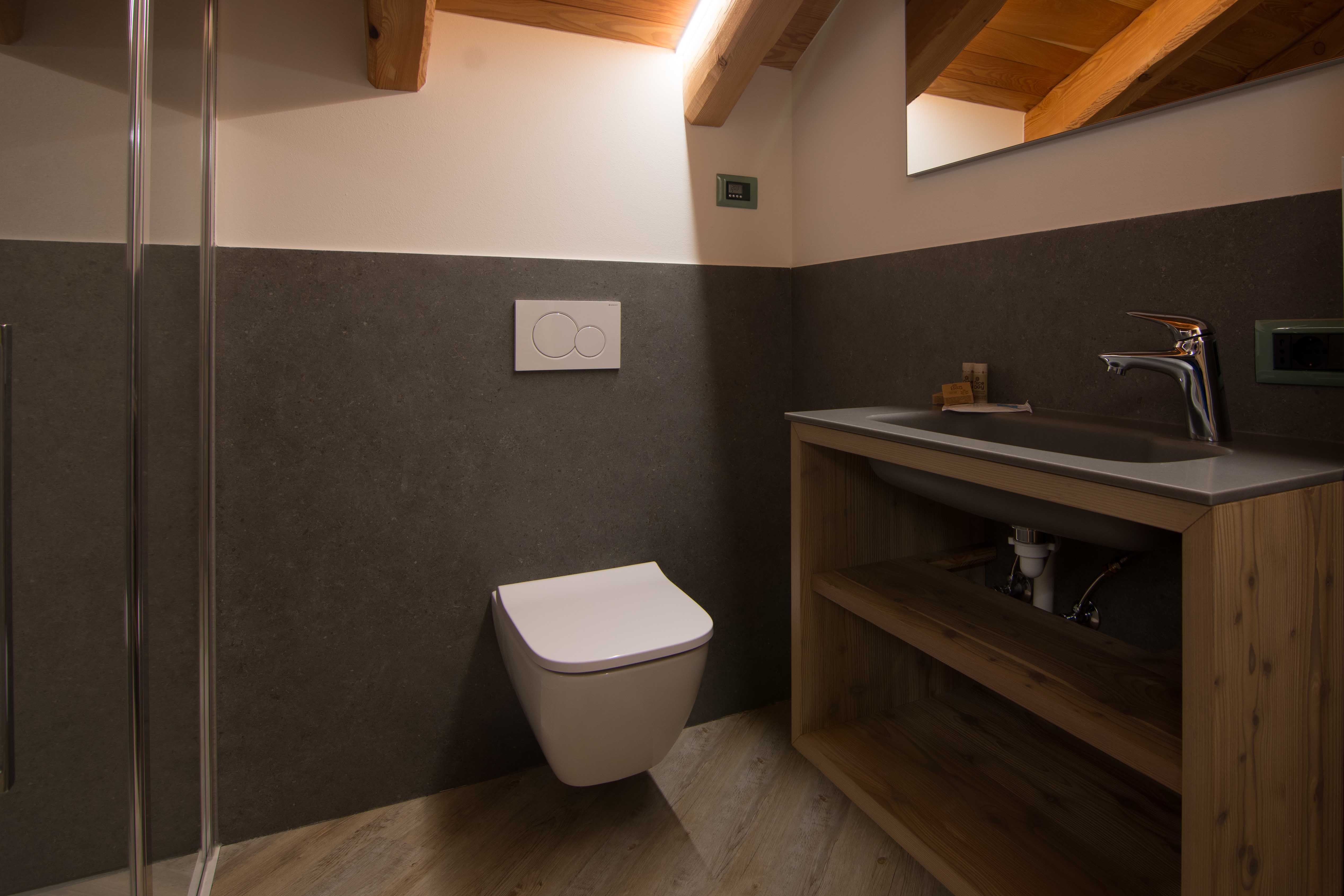 Camera Le Glare. Lussoso bagno con spazioso box doccia.